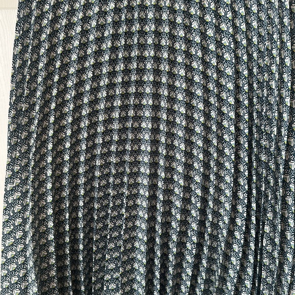 Max Studio flattering Blue and White Pleated Skirt - Picture 2 of 5